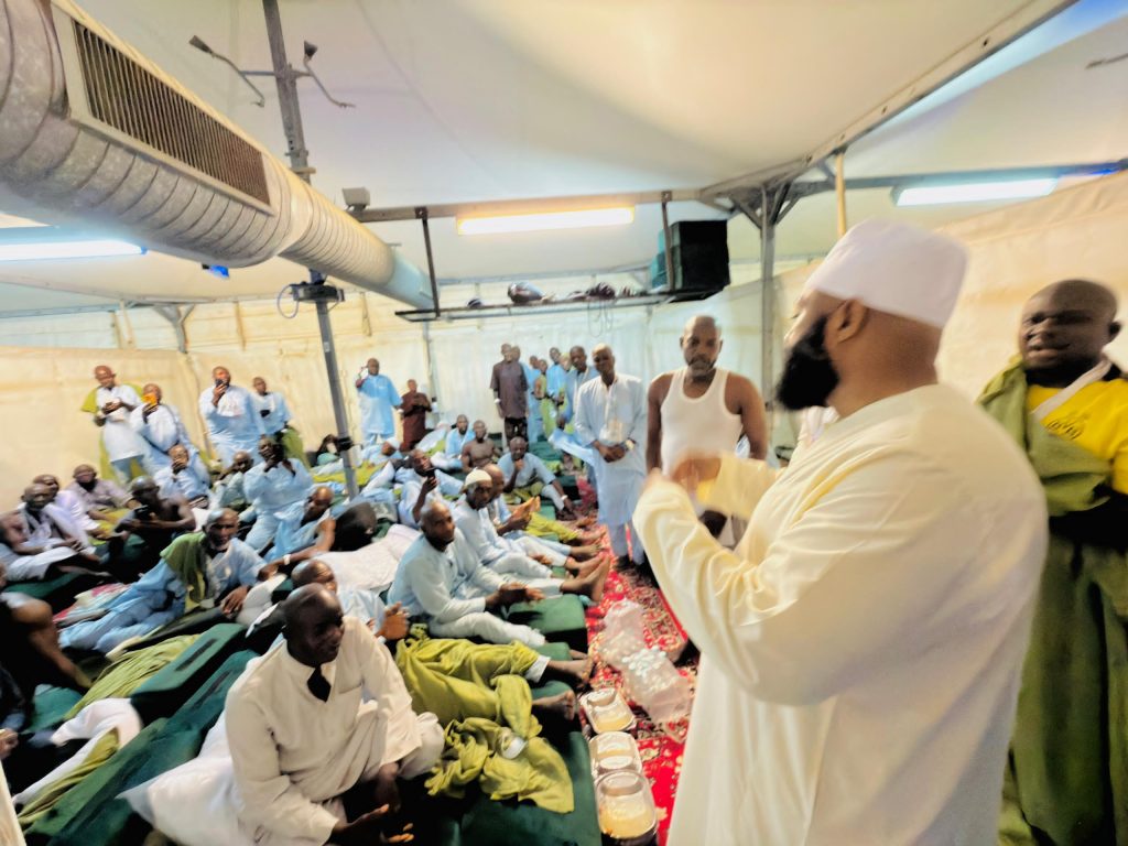 Bago gifts 300 SR to each Niger pilgrim, seeks prayers for flood victims
