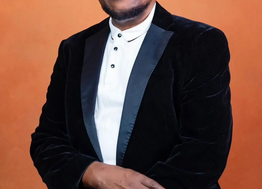Scholar unveils practical guide to success in new books