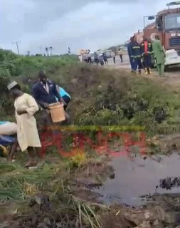 VIDEO: Residents scoop fuel after tanker spills contents on Lagos-Ibadan expressway